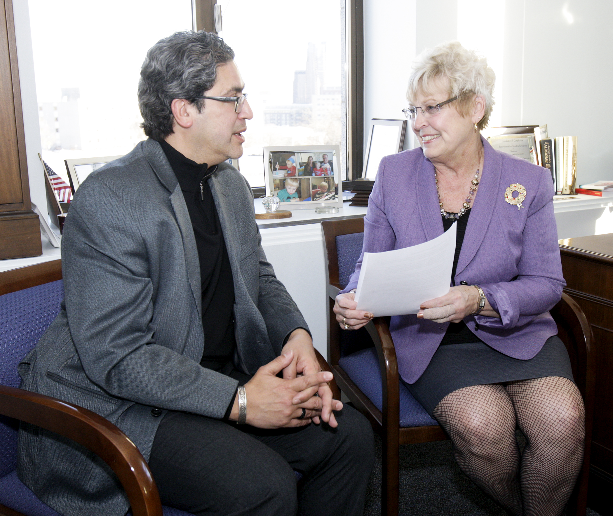 Rep. Sondra Erickson, chair of the House Education Innovation Policy Committee, talks with Rep. Carlos Mariani, who is a past education policy committee chair. Photo by Paul Battaglia