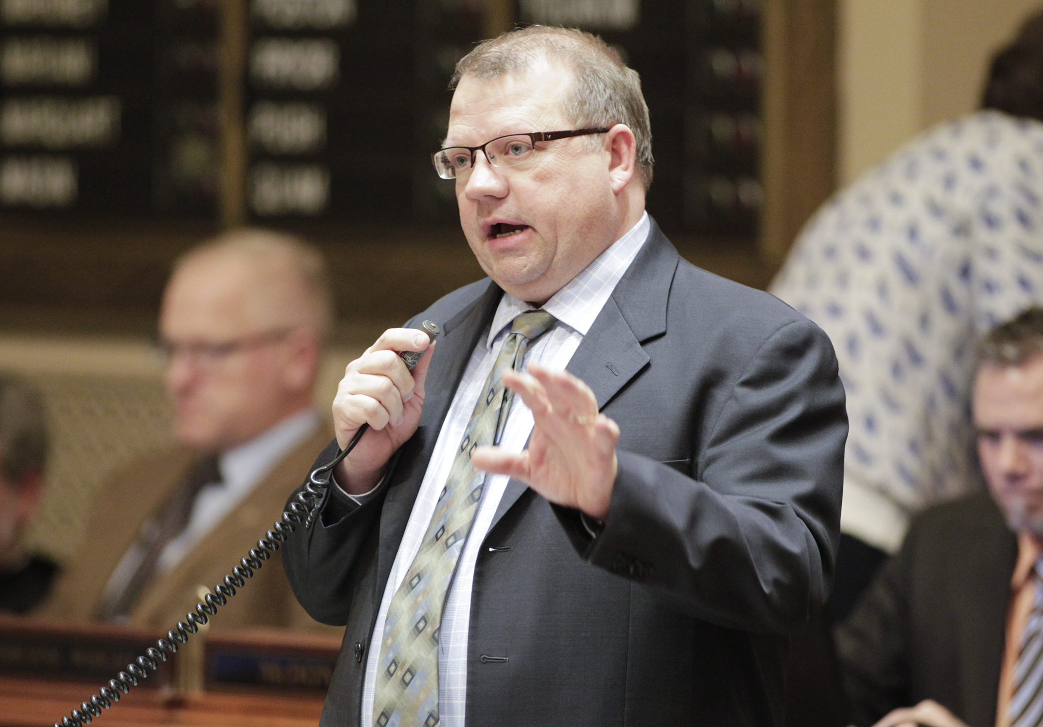 Rep. Ron Kresha discusses his bill Thursday on the House Floor. HF400 would bar the state from contracting with vendors that engage in discrimination against Israel. Photo by Paul Battaglia