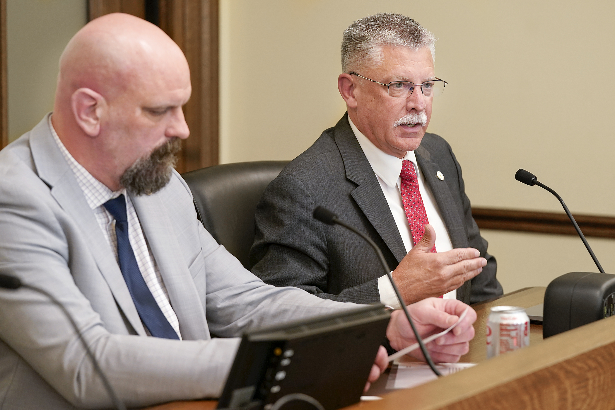 Office of Traffic Safety Director Mike Hanson testifies in support of HF3241 before the House transportation committee Feb. 25. Rep. Terry Stier sponsors the bill banning driving with an electronic video display visible. (Photo by Michele Jokinen)
