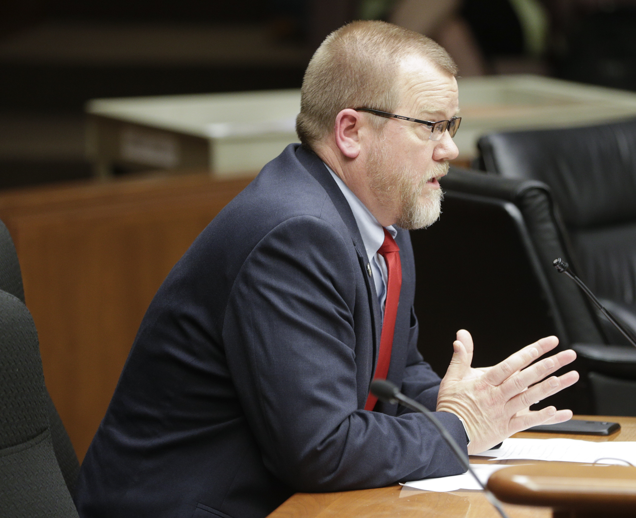 Rep. Tony Jurgens describes HF3667 to the House Commerce and Regulatory Reform Committee. The bill would change the Sunday hours for off-sale liquor sales. Photo by Paul Battaglia