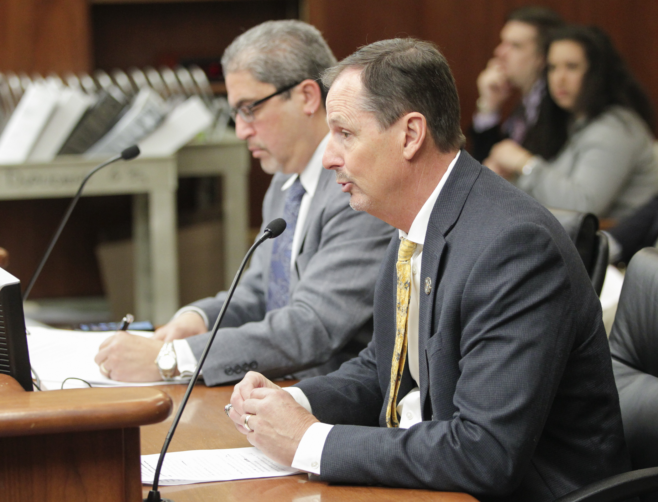 Bill Hutton of the Minnesota Sheriffs Association testifies in the House Judiciary Finance and Civil Law Division on HF2709 sponsored by Rep. Carlos Mariani, left. Photo by Paul Battaglia