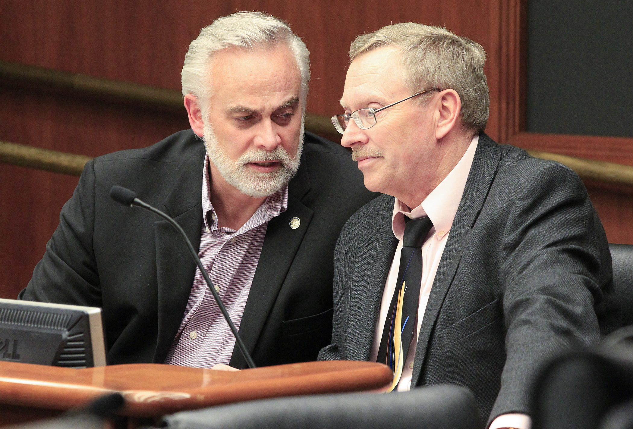 Rep. Tony Albright, left, confers with Rep. Michael Nelson, chair of the House State Government Finance Division, before it began to take up dozens of amendments to its omnibus bill April 9. Photo by Paul Battaglia