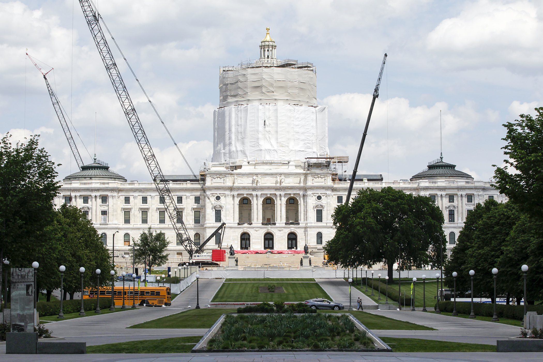 Work continues on the State Capitol restoration, but legislative leaders and Gov. Mark Dayton are struggling to construct an agreement for a special session.