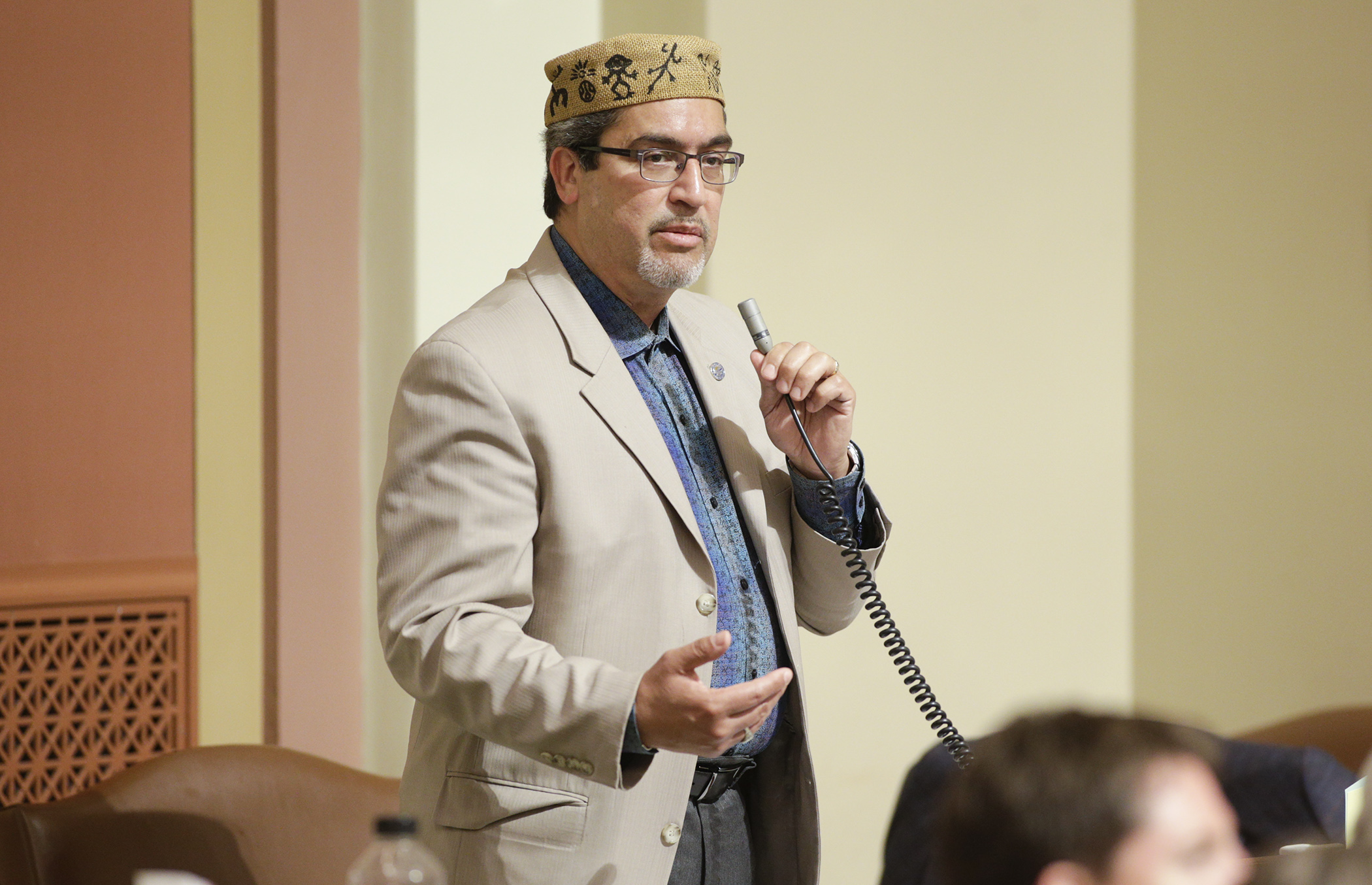 Rep. Carlos Mariani, chair of the House Public Safety and Criminal Justice Reform Finance and Policy Division, describe provisions of the omnibus public safety and judiciary bill during special session floor debate May 25. Photo by Paul Battaglia