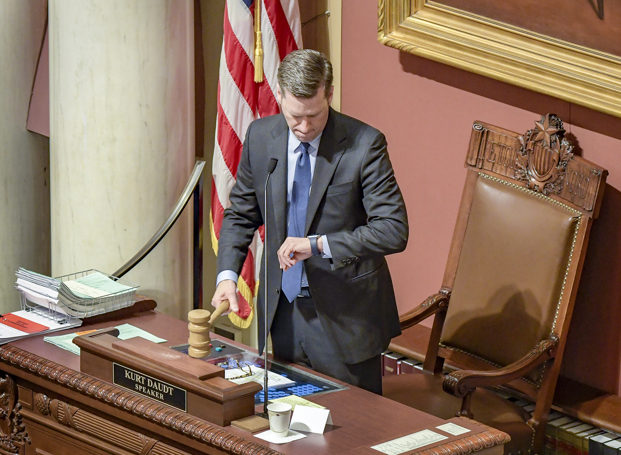 House Speaker Kurt Daudt counts down to noon before gaveling in the 2018 legislative session Feb. 20. Photo by Andrew VonBank